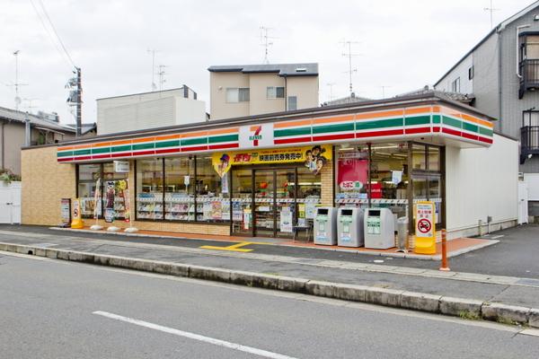 コンビニ　セブンイレブン京都牛ケ瀬店（コンビニ）まで600m