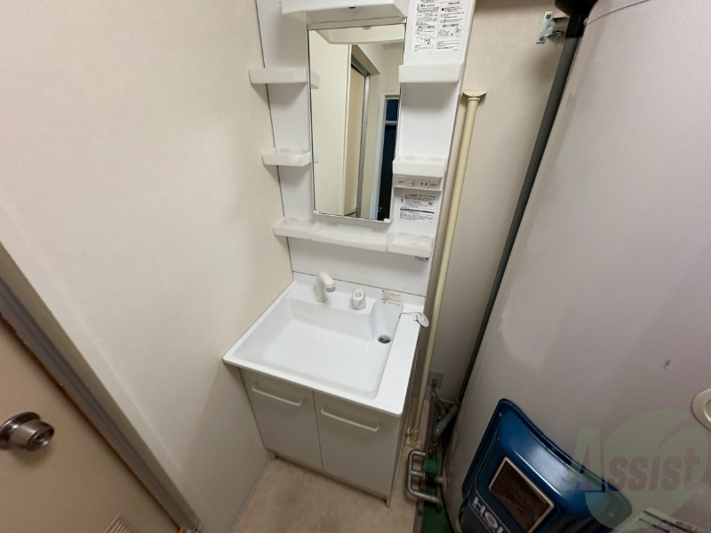 洗面設備　独立洗面台です。大きくてよいですね。シャンプーもできます。