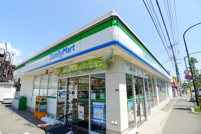 コンビニ　ファミリーマート（コンビニ）まで369m