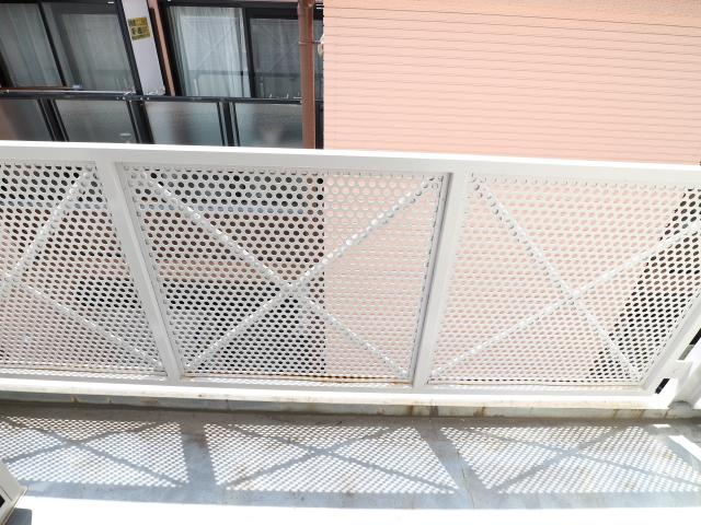 眺望　暖かな日差しのふりそそぐバルコニー