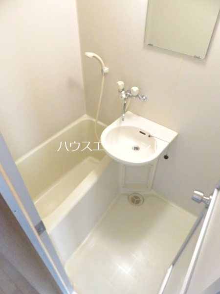 バス・シャワールーム　バストイレ別です。※参考画像