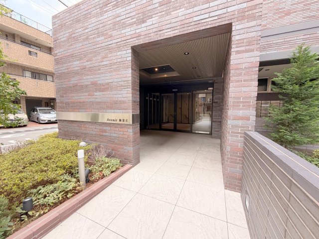 エントランス　オシャレなエントランスは安心のオートロック付きです。
