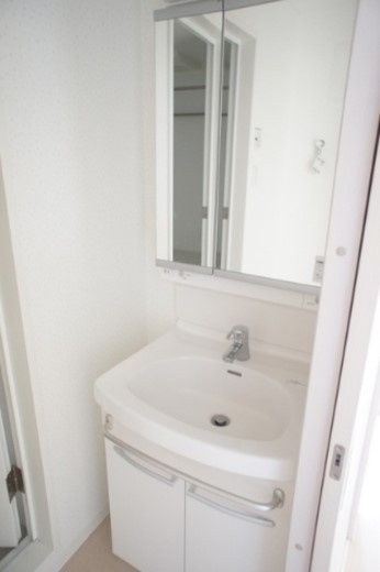 洗面設備　写真は同タイプ住居です。