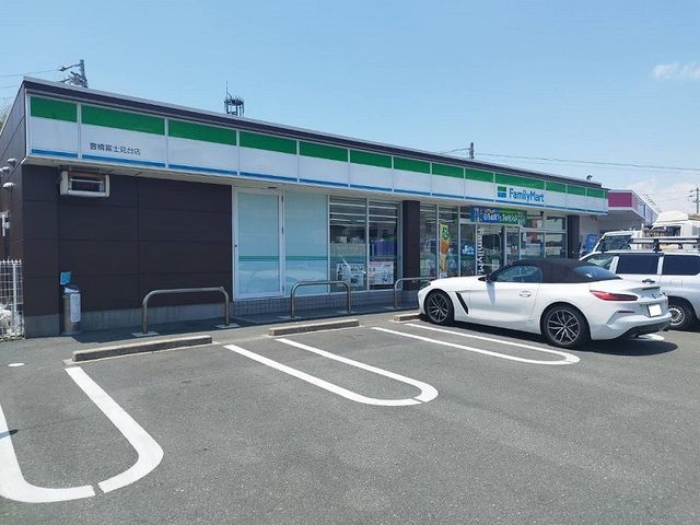 コンビニ　ファミリーマート（コンビニ）まで800m