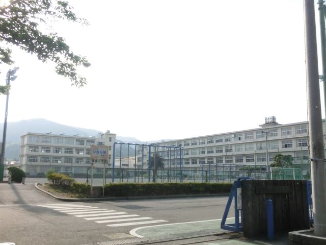 小学校　市立服織小学校（小学校）まで760m