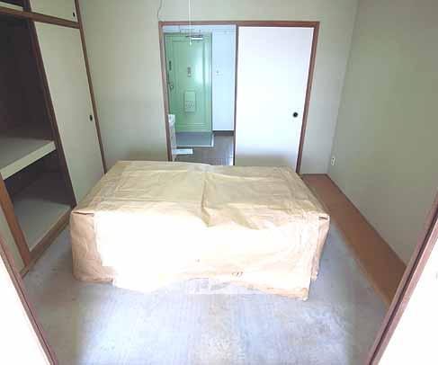 居室・リビング　真ん中のお部屋です
