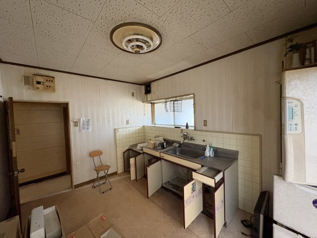 キッチン　写真の家具・家電等は残置物（現状渡し・性能保証なし）です