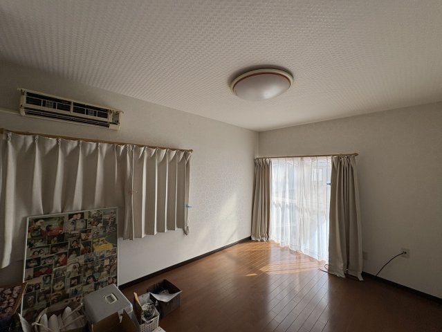 居室・リビング　写真の家具・家電等は残置物（現状渡し・性能保証なし）です