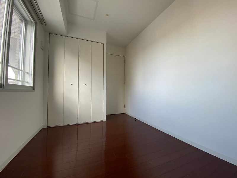その他部屋・スペース　寝室はこちらです。光が差し込む、温かみのあるお部屋です。