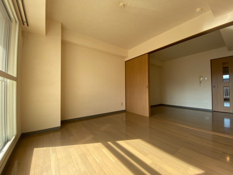 その他部屋・スペース　寝室はこちらです。光が差し込む、温かみのあるお部屋です。