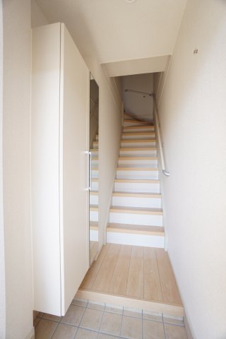 玄関　※同物件・反転タイプの写真です