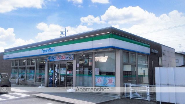 コンビニ　ファミリーマート（コンビニ）まで831m