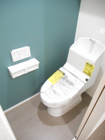 トイレ　落ち着いた色調のトイレです