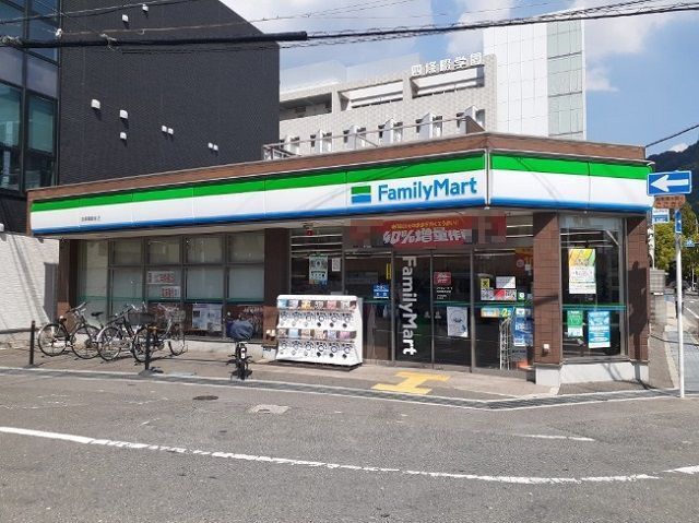 コンビニ　ファミリーマート四条畷駅前店様（コンビニ）まで700m