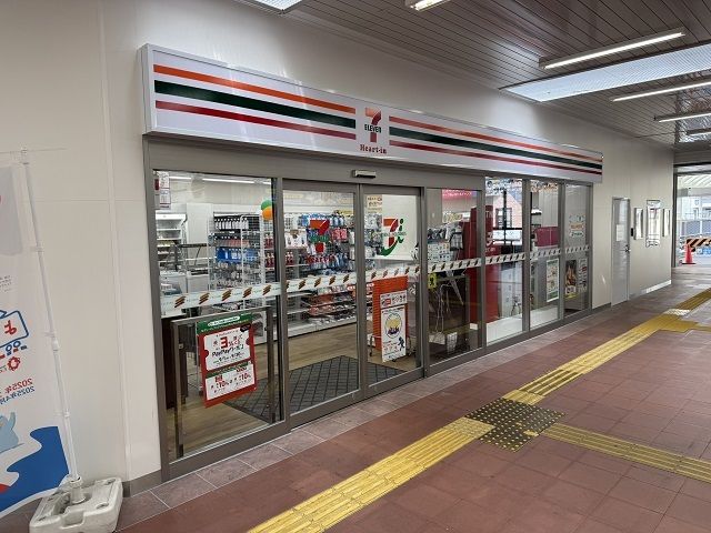 コンビニ　セブンイレブン様（コンビニ）まで750m