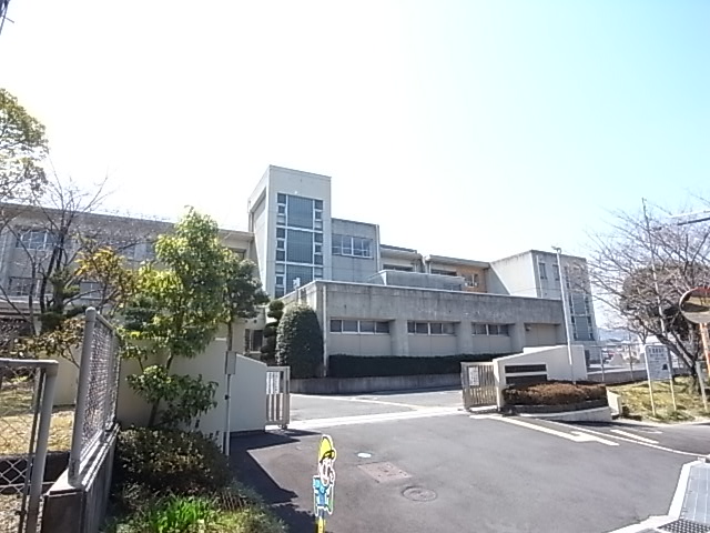 小学校　広陵町立真美ケ丘第一小学校（小学校）まで523m