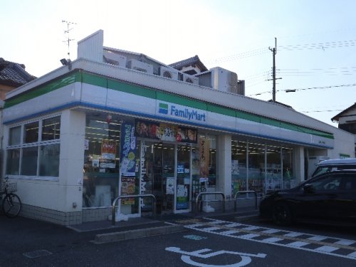 コンビニ　ファミリーマート 広陵みささぎ台店（コンビニ）まで687m