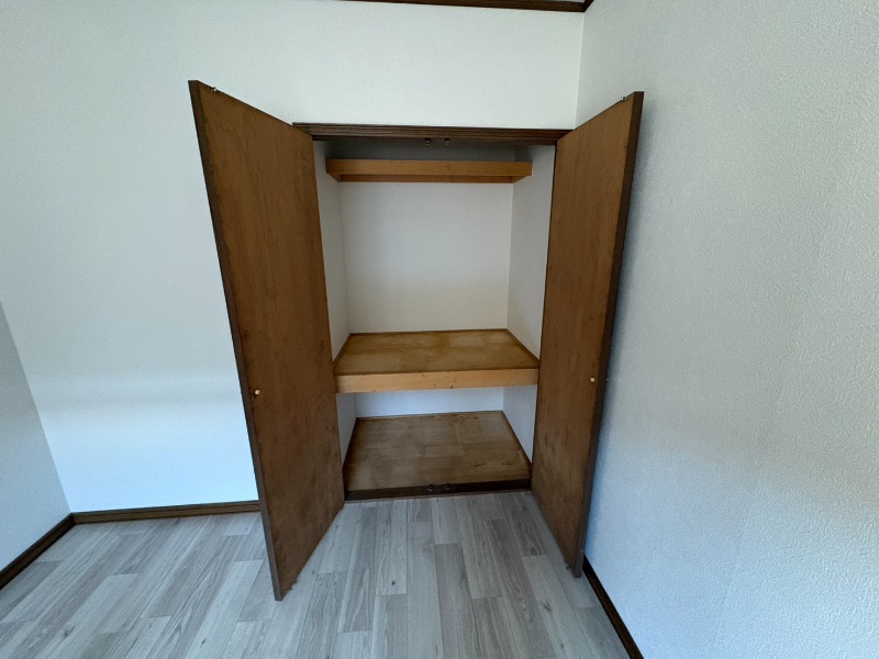 収納　こちらの収納にはハンガーをかけて服もしまえますね。