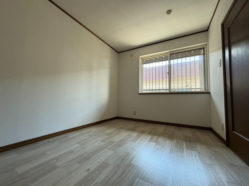 その他部屋・スペース　寝室はこちらです。光が差し込む、温かみのあるお部屋です。