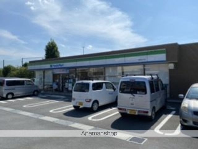 コンビニ　ファミリーマート（コンビニ）まで500m