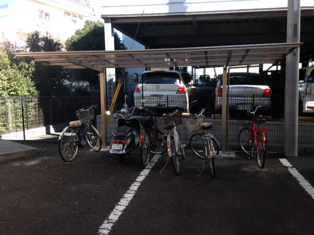 その他共有部分　駐輪所屋根付き。原付も止められます。