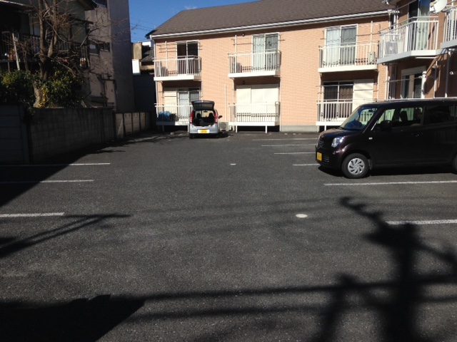 駐車場　広くて止めやすいです。
