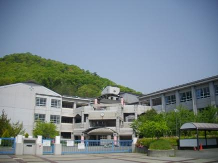 小学校　川西市立　けやき坂小学校（小学校）まで574m