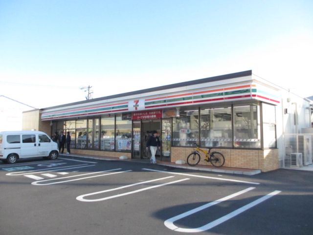 コンビニ　セブンイレブン（コンビニ）まで240m