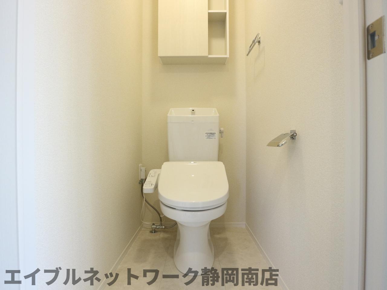 トイレ　落ち着いた色調のトイレです
