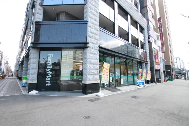 コンビニ　ファミリーマート 丸の内二丁目店（コンビニ）まで200m