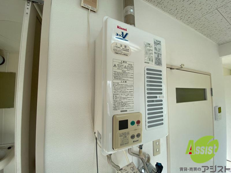 その他設備　給湯器は簡単操作で温度調整ができますよ。