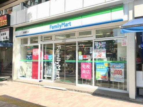 コンビニ　ファミリーマート 成増駅前店（コンビニ）まで510m