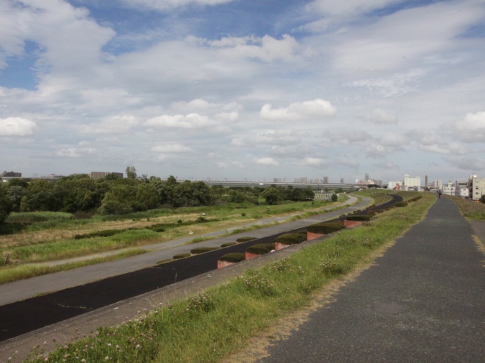 公園　荒川の土手（公園）まで100m