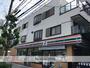 コンビニ　セブンイレブン（コンビニ）まで437m