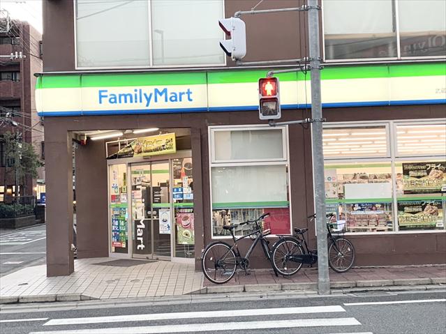 コンビニ　ファミリーマート（コンビニ）まで973m