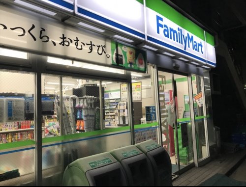 コンビニ　ファミリーマート 市谷台町店（コンビニ）まで385m