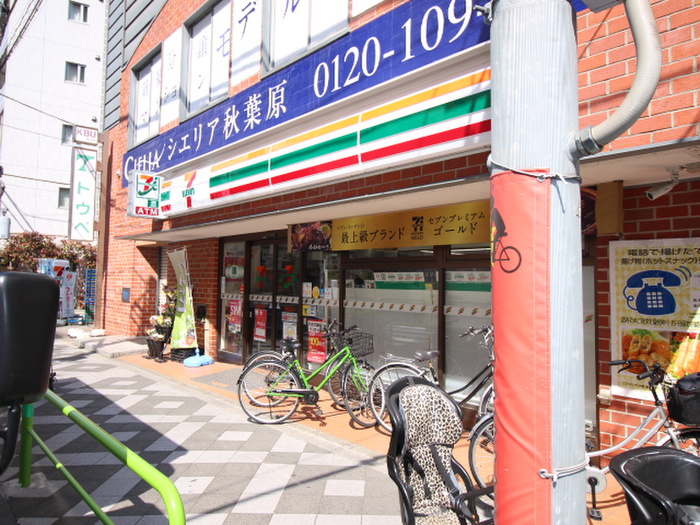 コンビニ　セブンイレブン（コンビニ）まで235m