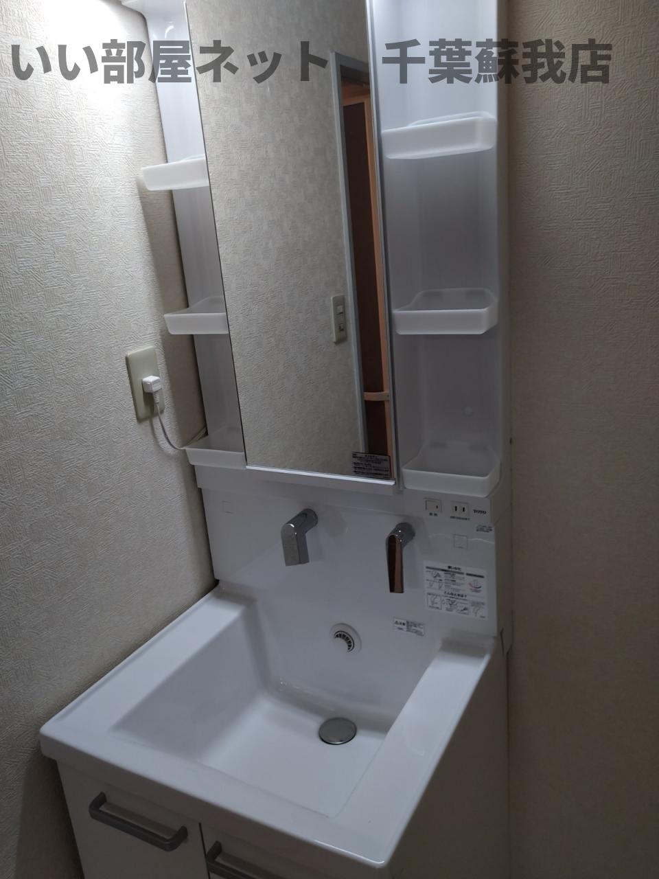 洗面設備　ゆったりとスペースのある洗面所