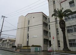 小学校　神戸市立東須磨小学校（小学校）まで670m