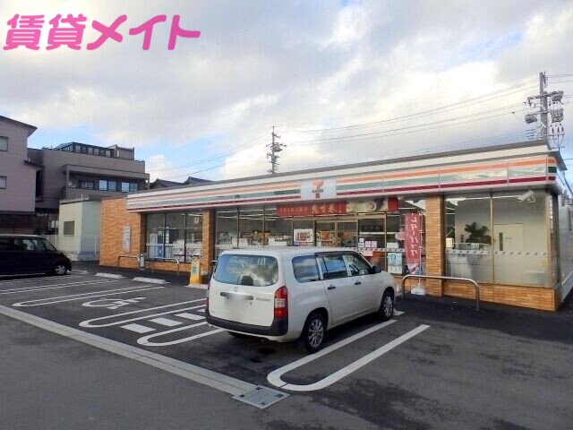 コンビニ　セブンイレブン四日市富田3丁目店（コンビニ）まで562m