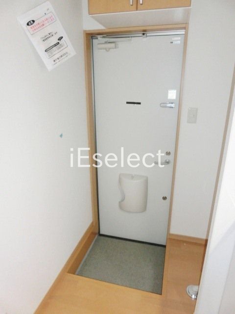 玄関　頭上に収納スペースあります。