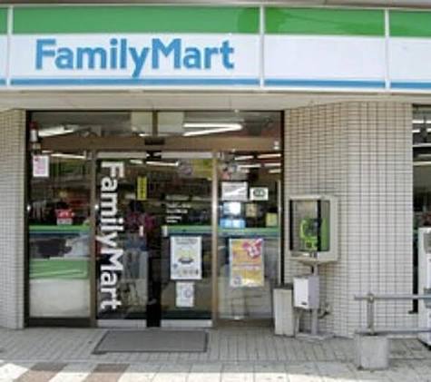 コンビニ　ファミリーマート西麻布三丁目店（コンビニ）まで379m