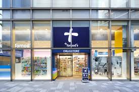 ドラックストア　トモズ六本木ヒルズ店（ドラッグストア）まで747m