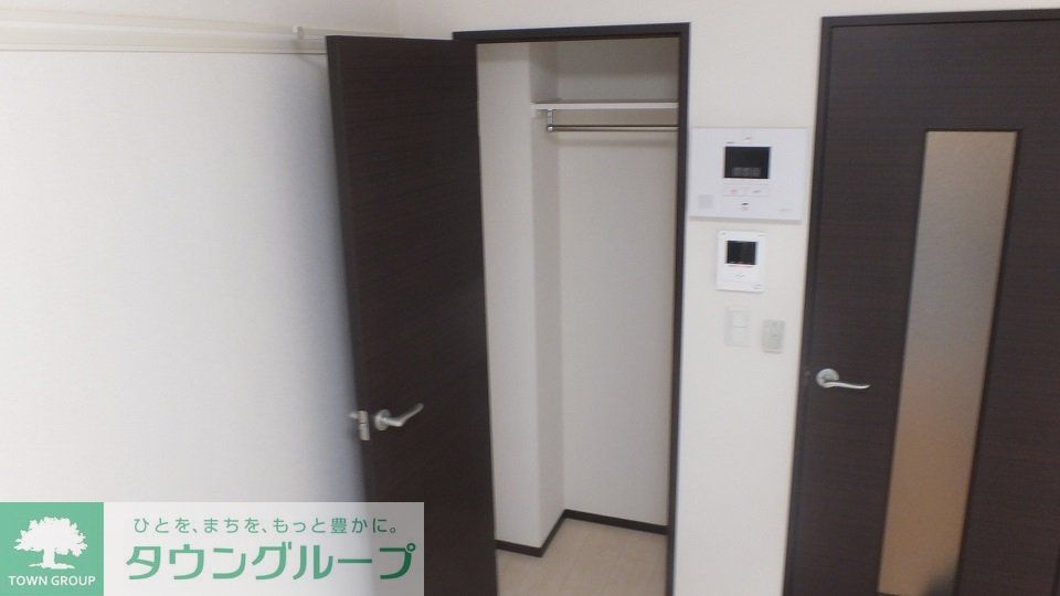その他部屋・スペース　コートも掛けられるクローゼットです。
