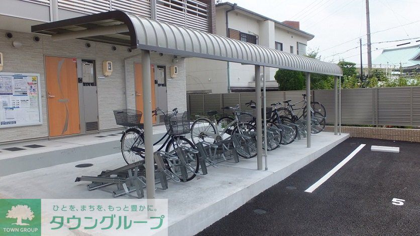 その他　学生に必須の自転車置き場も広々としてます。