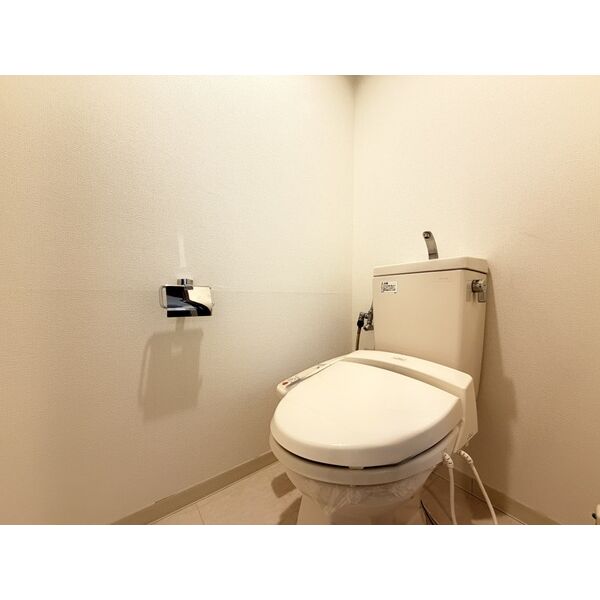 トイレ　※写真は同じマンションの違う部屋のものになります。