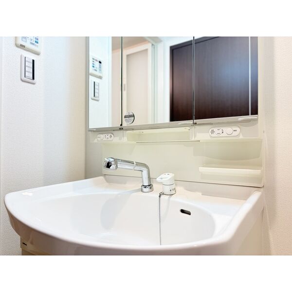 洗面設備　※写真は同じマンションの違う部屋のものになります。