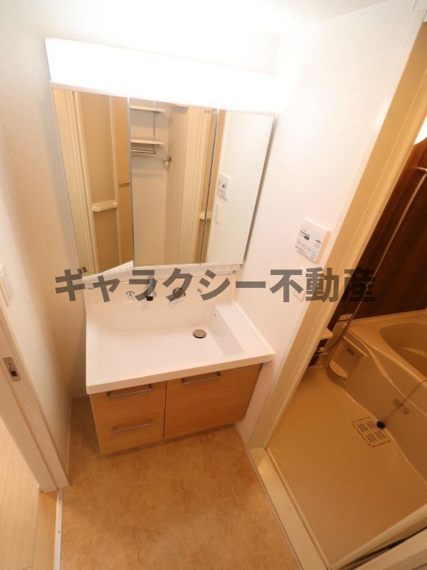 洗面設備　三面鏡のシャンプードレッサー付きの洗面台