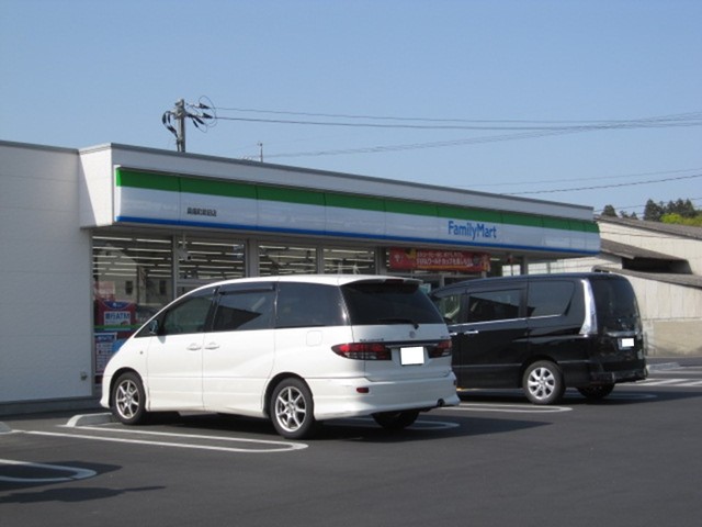 コンビニ　ファミリーマート（コンビニ）まで450m