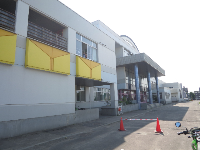小学校　旭川市立朝日小学校（小学校）まで255m